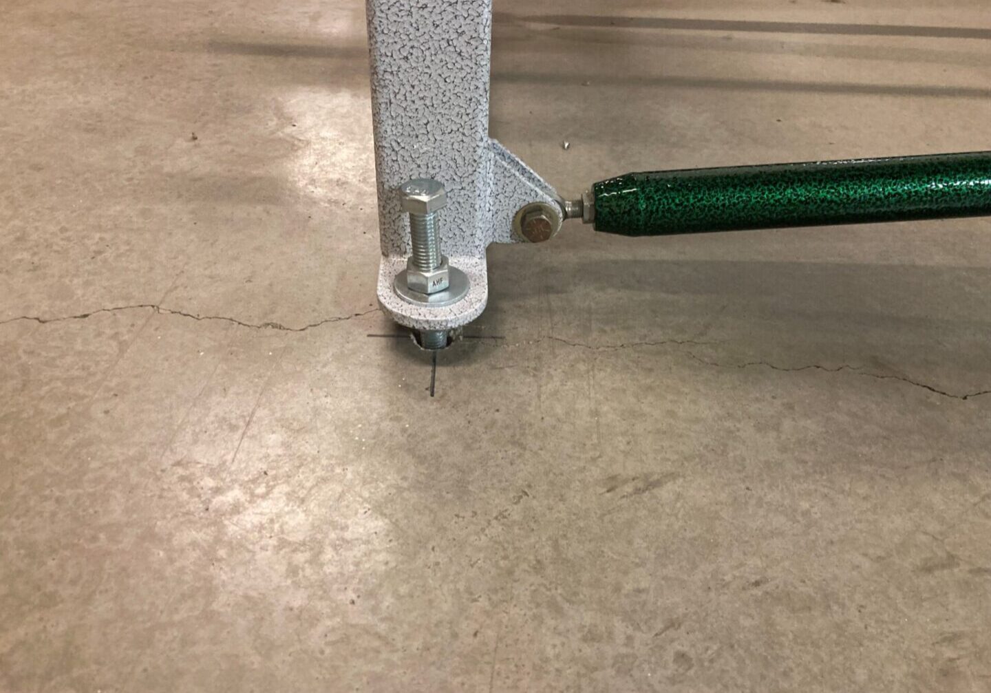 Anti-tipping foot and Leveler